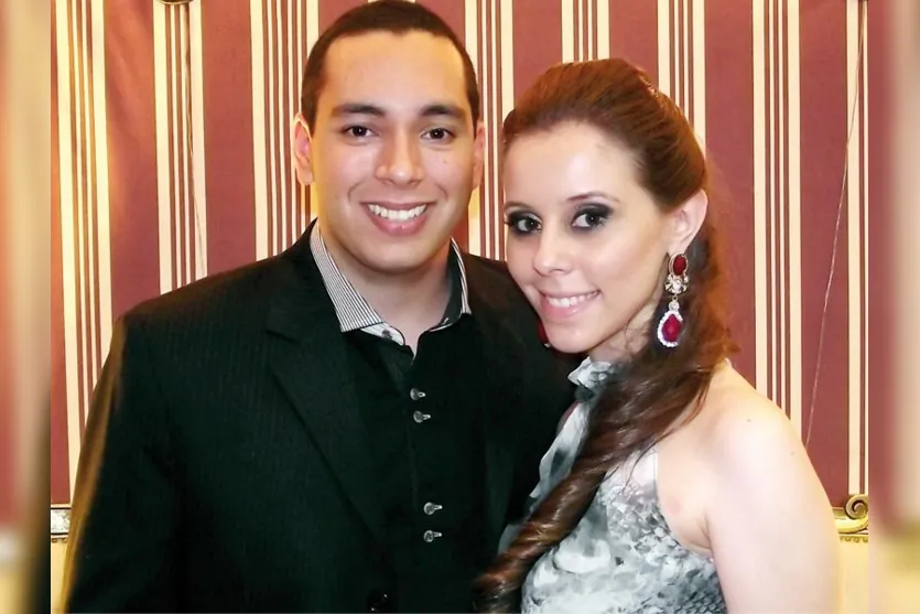   O casal Carlos Adelino Scarpelini e Ana Amélia Pupio, recém-formado e aprovado no exame de ordem, curtiu a conquista com familiares e amigos  