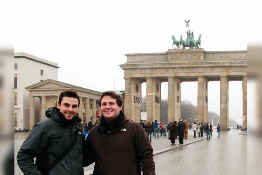   Os irmãos Dino e Rafael Bacciotti curtiram as férias de mochilão pela Europa e posaram para o clique em Berlim. Todas as fotos da viagem estão lindas! Confira no blog www.dinobacciotti.com 