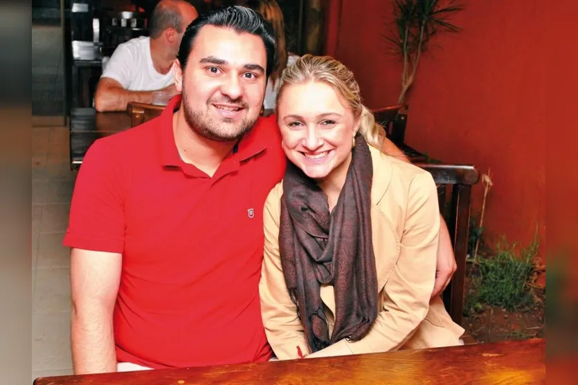   Luiz Miguel Zanetti e Samara Oscar, fotografados em ponto gastronômico agitado (Foto Nikkon Digital)  