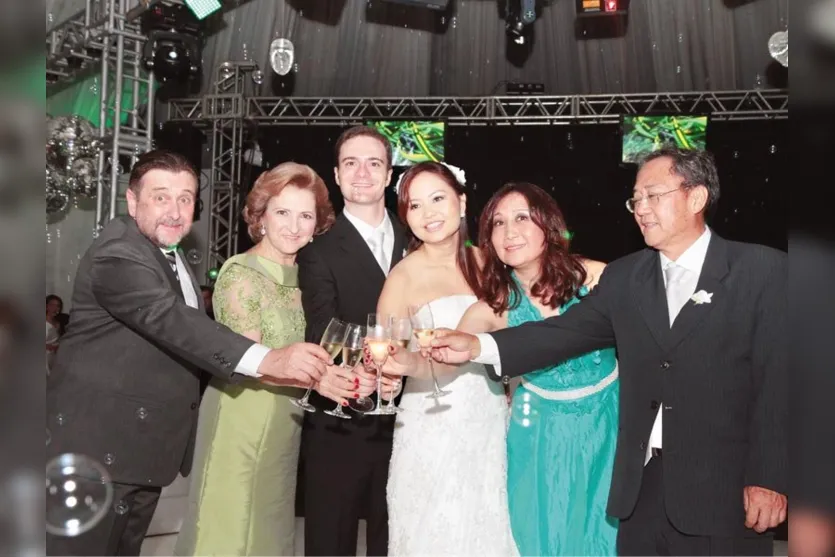   Os noivos brindam com os pais Astemian Argenti e Adão José Argenti, Sueli Hitomi Tatessuji e Alberto Massanori Tatessuji 