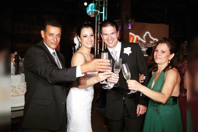   Os noivos com os pais de Michelle, Dimas Sergio e Elza Maria  