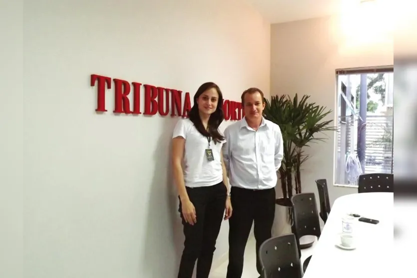   Suellen Guimarãe Moro e Agnaldo Esteves, do Sicredi Agroempresarial, conheceram a nova sede do jornal Tribuna do Norte, na tarde da última quarta  