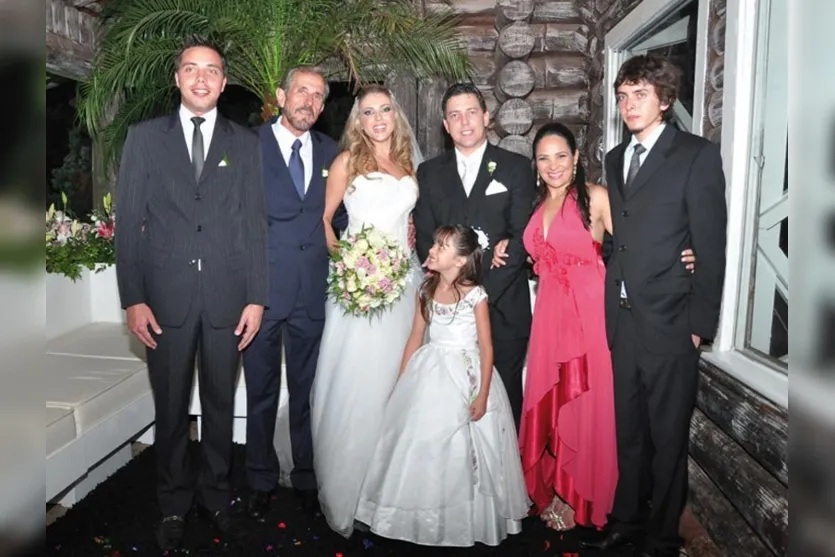   O casal posa com os familiares Jonatas Romagnoli, Guilherme Romagnoli, Maria Eduarda, Anacleto Romagnoli e Noeme  