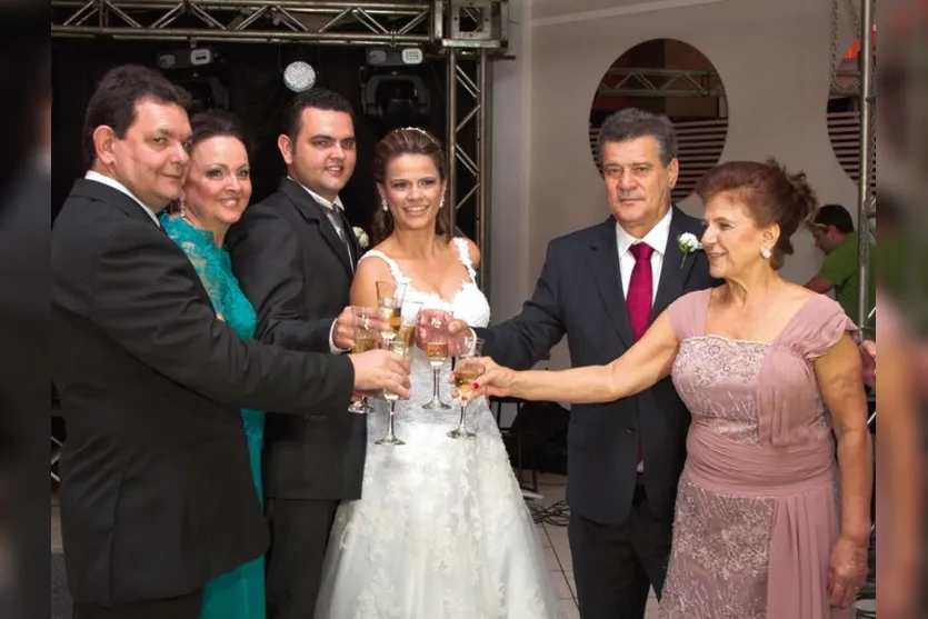   O casal brinda com os pais Luiz Tibério e Maria Dolores Tibério, João Carlos Malaguido e Ana Regina Sanitá Malaguido 