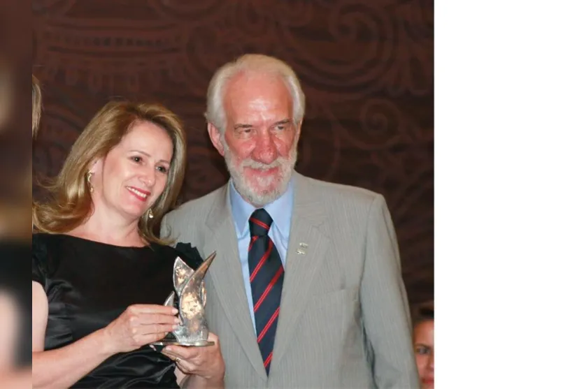   Ijucélia Scapini Mendes recebeu o prêmio das mãos de Darci Piana  