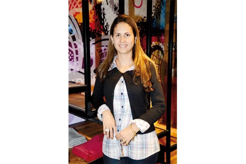  A empresária Sheila Mimi Mendes, de Califórnia, não perdeu a oportunidade e veio para Apucarana conferir inauguração de loja de roupas. Ela aproveitou para colocar o papo em dia com as amigas (Foto Nikkon Digital)  
