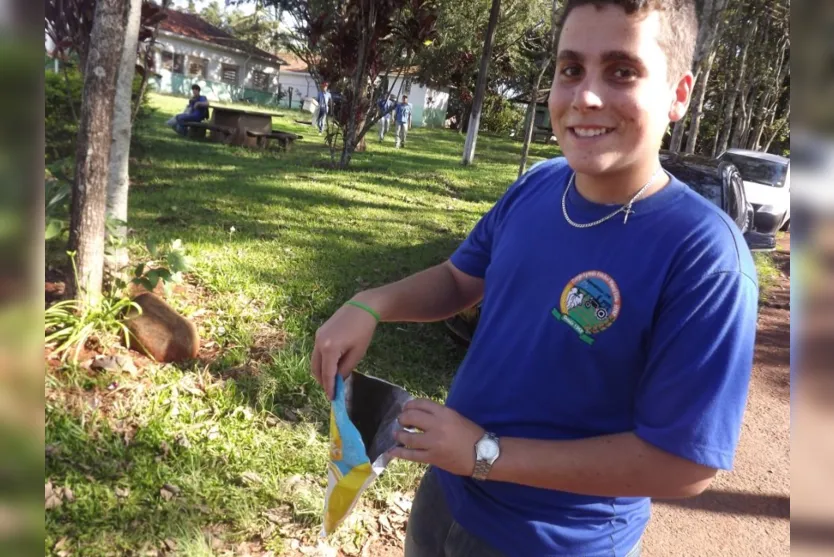  Estudante mostra embalagem encontrada cheia de água: foco de dengue 