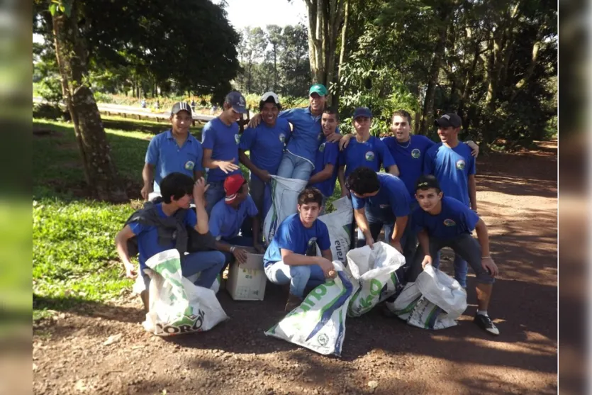  Alunos recolhem o lixo no Colégio Agricola Estadual Manoel Ribas 