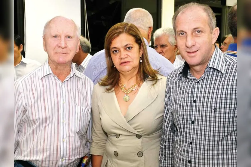   O vice-prefeito Waldemar Garcia, a primeira-dama Maria Neusa de Oliveira e o prefeito João Carlos de Oliveira  