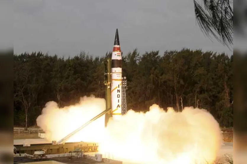   O míssil indiano em fase de lançamento 