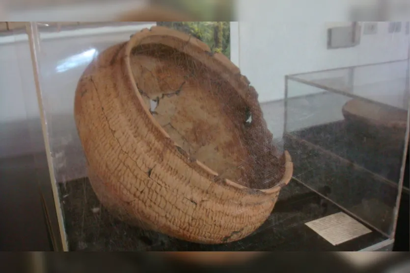   Urna funerária dos índios Guarani, encontrada durante uma escavação no Parque Estadual Vila Rica 