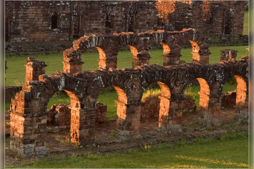   Ruínas de São Miguel das Missões, no Rio Grande do Sul; construídas no auge da República Guarani 