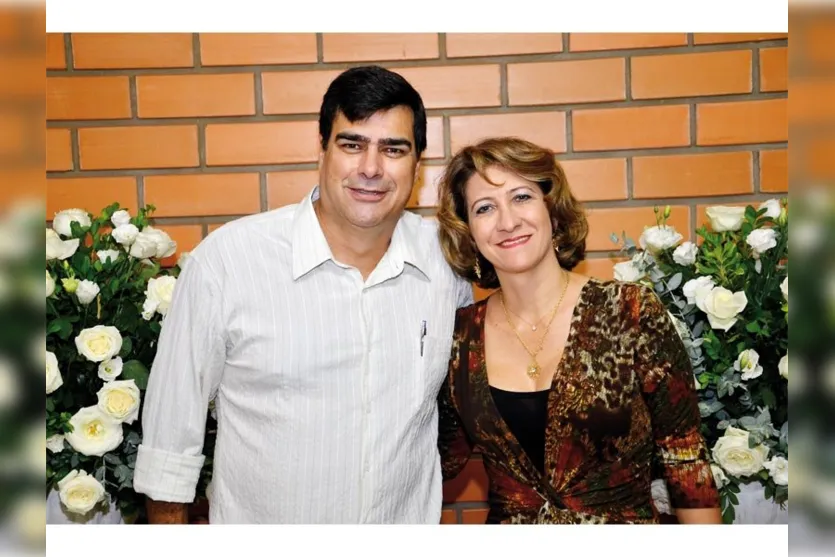   Marcos Aparecido Lopes de Oliveira e Elisabete Quieze de Oliveira curtiram entre amigos jantar dançante noite dessas  