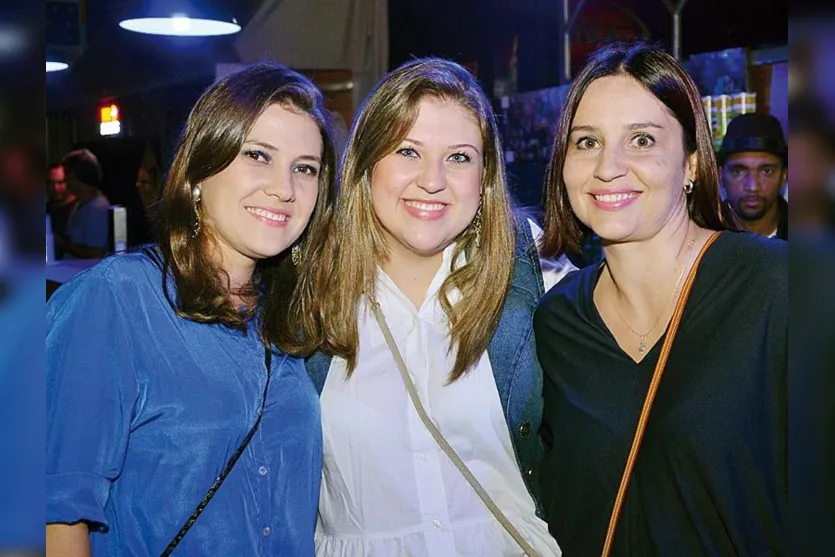   As amigas Mariana Pirassol, Priscila Iara e Luziane Lourenço se divertiram noite dessas em balada local  