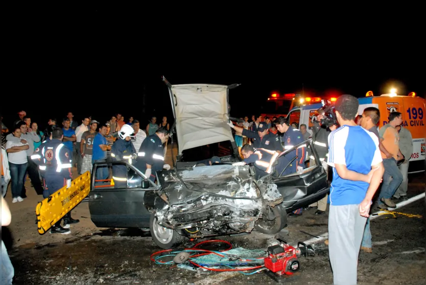    Acidente entre carro e ônibus deixa 2 feridos em Jandaia do Sul (Foto: Sérgio Rodrigo) 