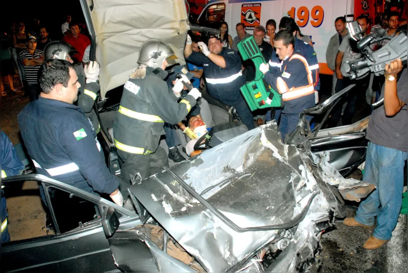    Acidente entre carro e ônibus deixa 2 feridos em Jandaia do Sul (Foto: Sérgio Rodrigo) 