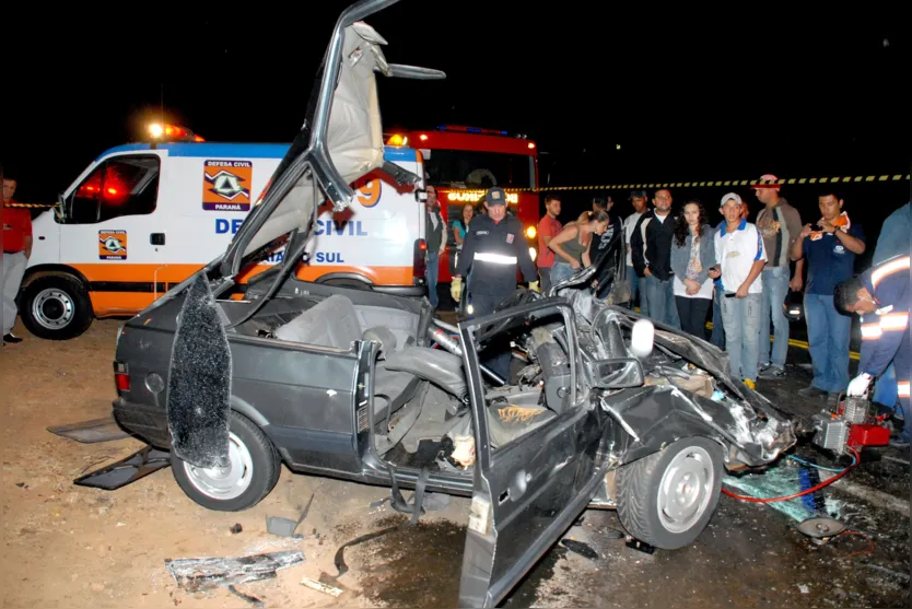     Acidente entre carro e ônibus deixa 2 feridos em Jandaia do Sul (Foto: Sérgio Rodrigo) 