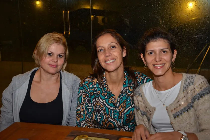   Rosangela Alves, Tania Fanelli e Gracia Baika curtiram bons momentos em restaurante recem-inaugurado 