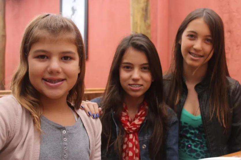   As teens Mariana Maia, Carla Freitas e Yocasta Kogure passaram a tarde do último sábado com os pais em restaurante movimentado da cidade 