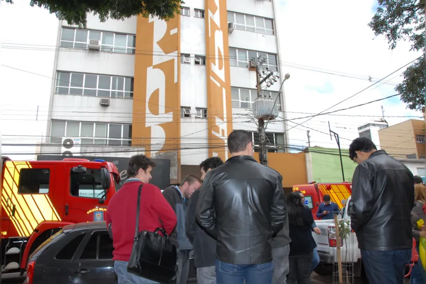  Dilatação dos azulejos assustou aos funcionários do prédio na manhã desta quarta-feira em Apucarana 
