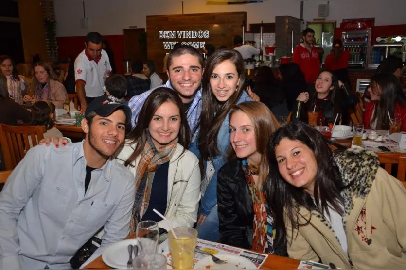   Os amigos Carlos Correa, Mariana Bevelo, Juliane Passoni, Amélio Correa, Jéssica Rufino e Ana Jessica Carton se reuniram para curtir noite animada em restaurante    