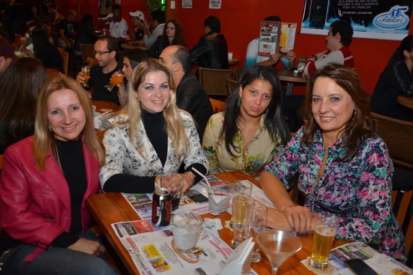   Angela Ramalho, Vanessa Betelli, Maria de Fátima Silva e Teresa Gomes colocaram o papo em dia noite dessas  