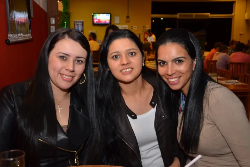   Prisciele Oliveira, Priscila Oliveira e Rosi Alves, fotografadas em choperia da cidade  