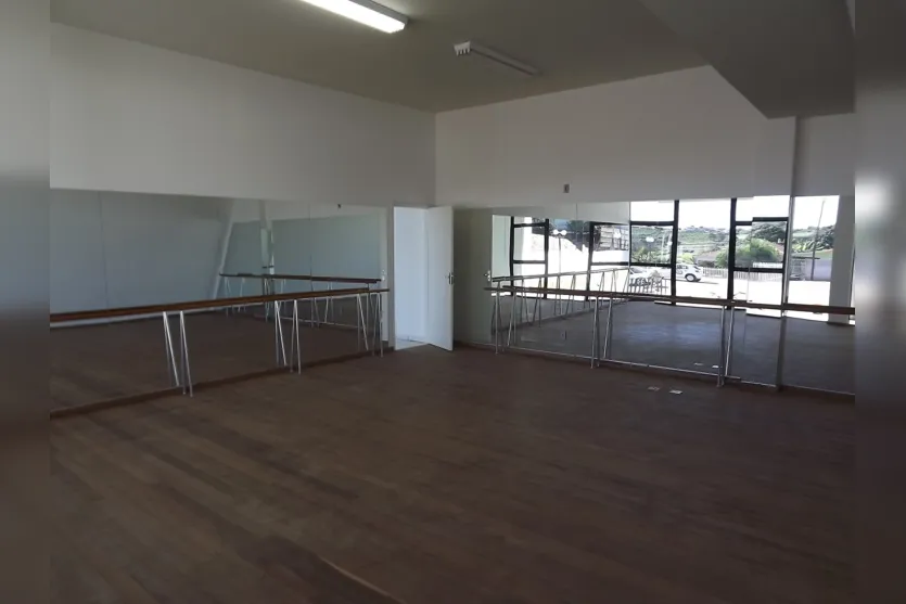   Sala espelhada para a prática de danças 