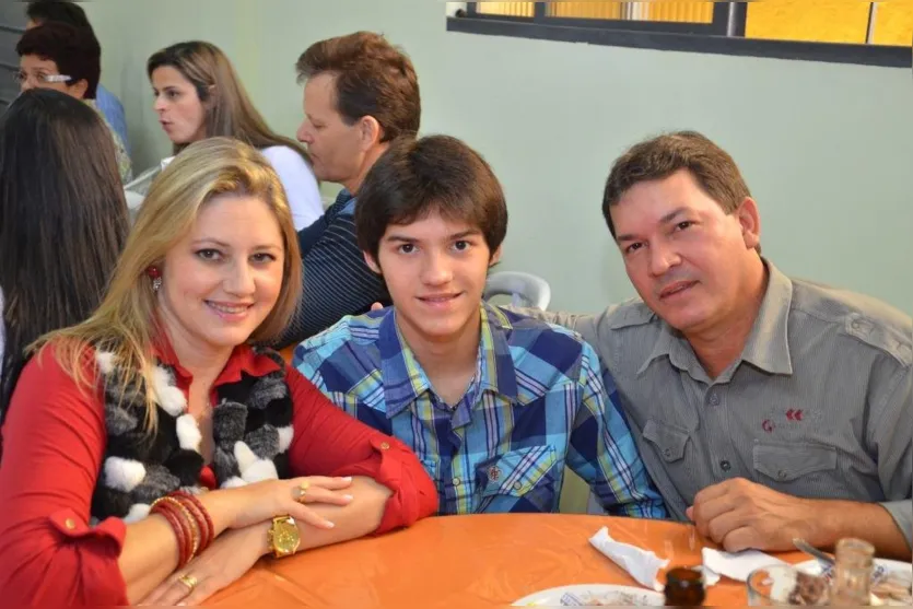   Solange, Luís Guilherme e Luís Carlos Melo, fotografadas em almoço beneficente 