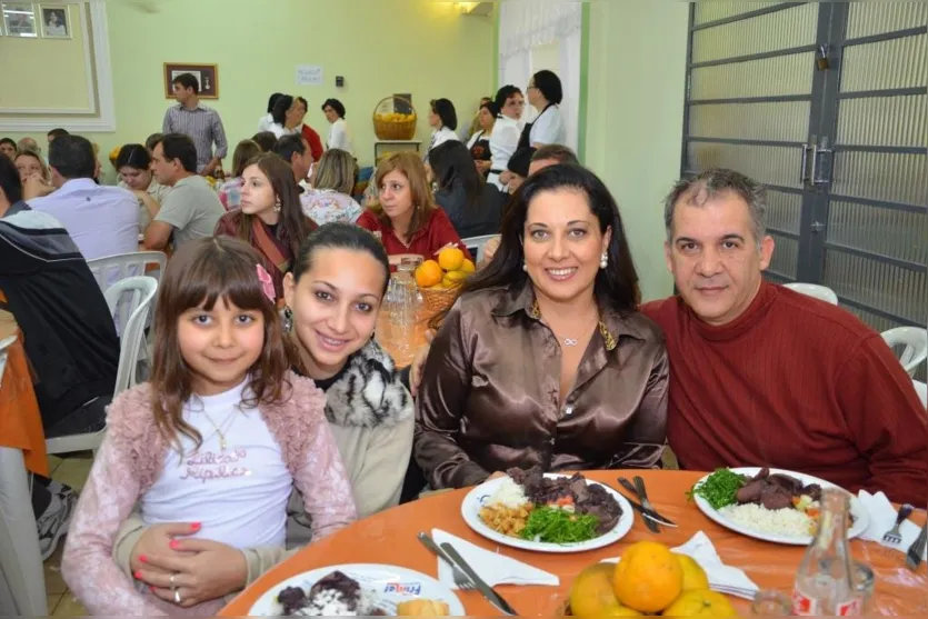   Amanda Luisa Pires, Luana Pires Vida Leal, Rosa Lucia Martins Pires e Amarildo aproveitaram momentos em família 