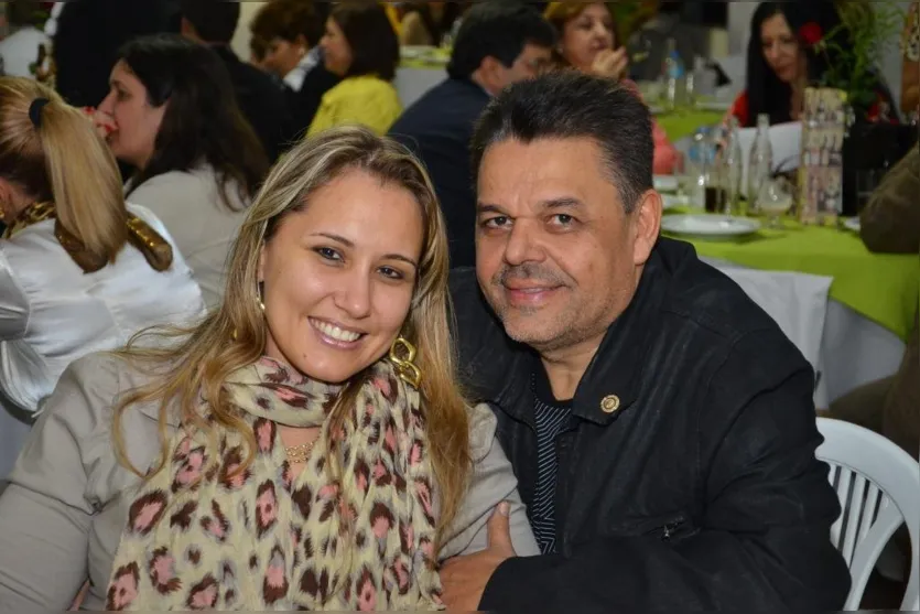   Jane e João Neves, fotografados em jantar de entrega de prêmios 