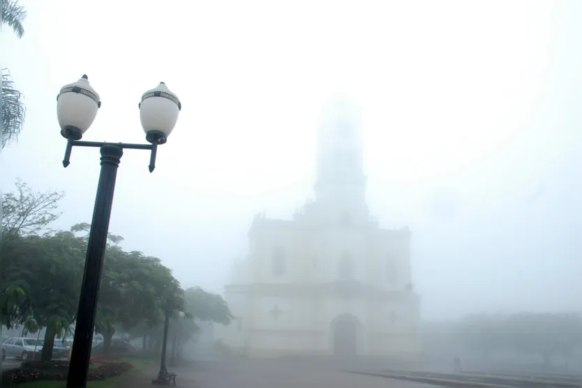  A Catedral Nossa Senhora de Lourdes, na área central de Apucarana, ficou novamente coberta pela neblinana manhã desta segunda-feira (9) - Foto: Luiz Demétrio/TNONLINE 