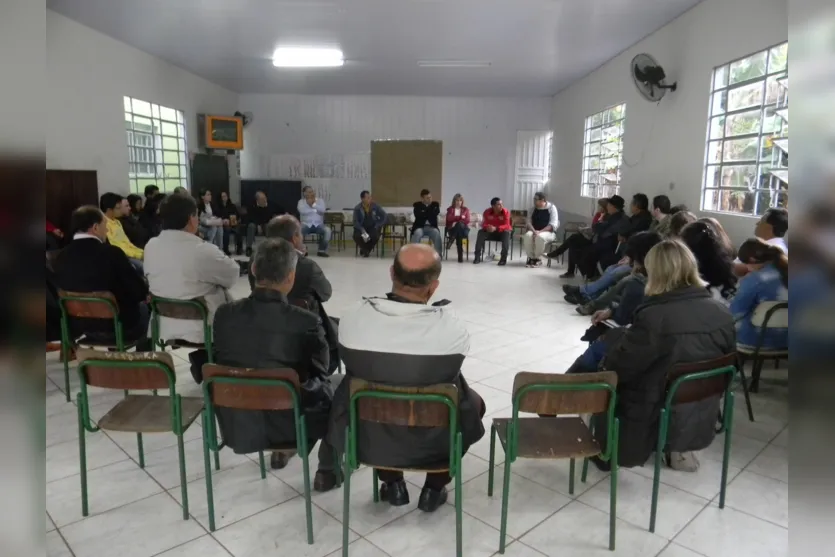   Reunião realizada sábado em Porto Ubá: lideranças são contra a construção de usinas no Rio Ivaí 