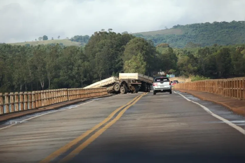  Motorista perdeu a direção ao frear no momento em que um veículo à sua frente reduziu a velocidade em cima da ponte   