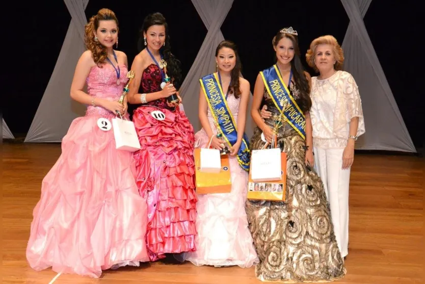   Categoria Princesa Apucarana: Barbara Gonçalves, 3º lugar; Natália Gerarduci, 2º lugar; Deize Kawamoto, Miss Simpatia; Larissa Marezi, 1ºlugar; e Marlene Capelanes 