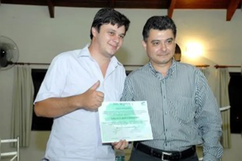  Professor Rogério Ribeiro entrega diploma a empreendedor  