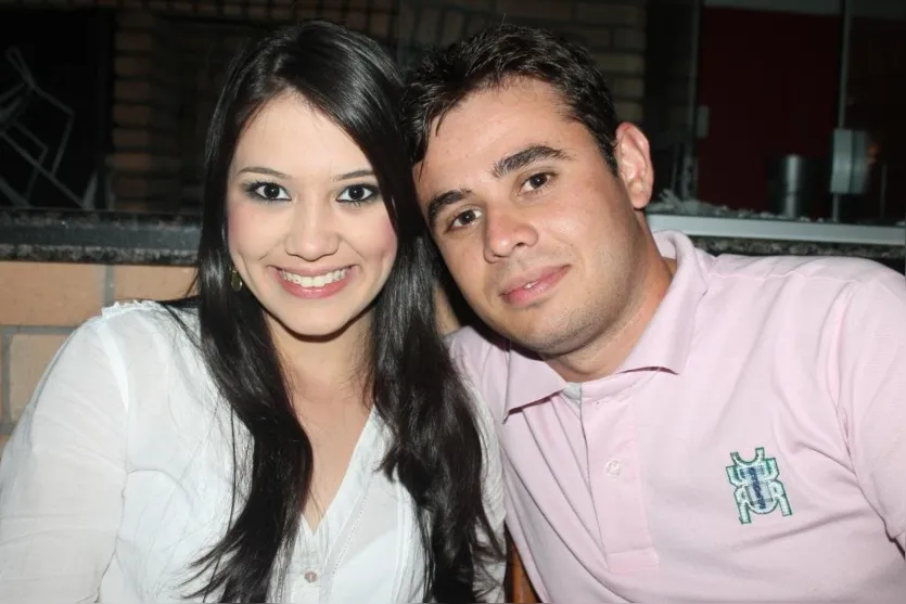   Késia Franciele Lopes e Angelo Piovezan, fotografados em ponto de encontro da ala jovem 