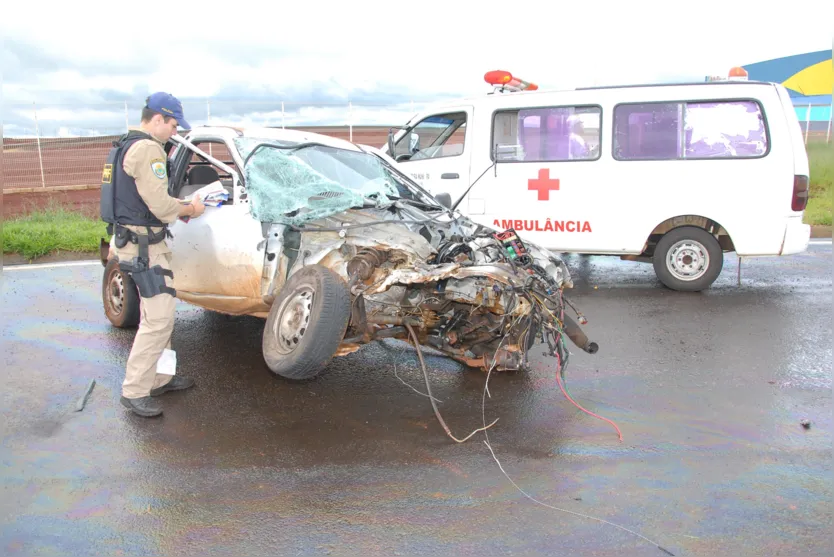  Tripla colisão envolveu uma camionete Ford Courrier com placa de Apucarana (Julio Cesar) 