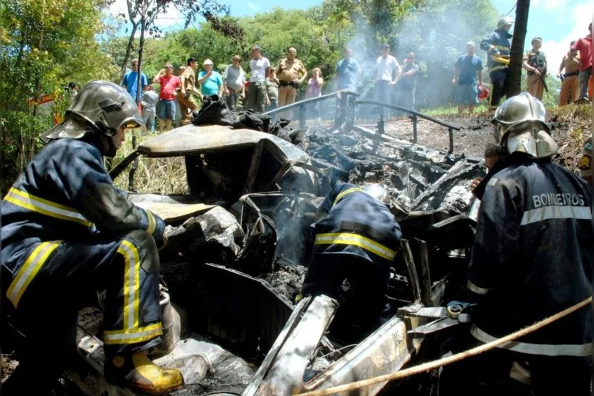   Os dois veículos caíram em ribanceira e pegaram fogo após a colisão (Sérgio Rodrigo) 