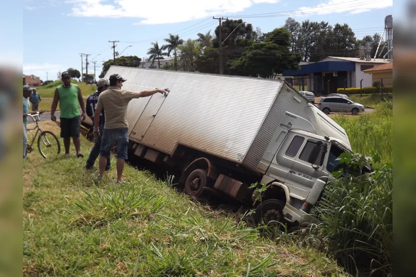  Caminhão caiu em ribanceira próximo ao acesso para o Parque das Araucárias (Cindy Annielli) 
