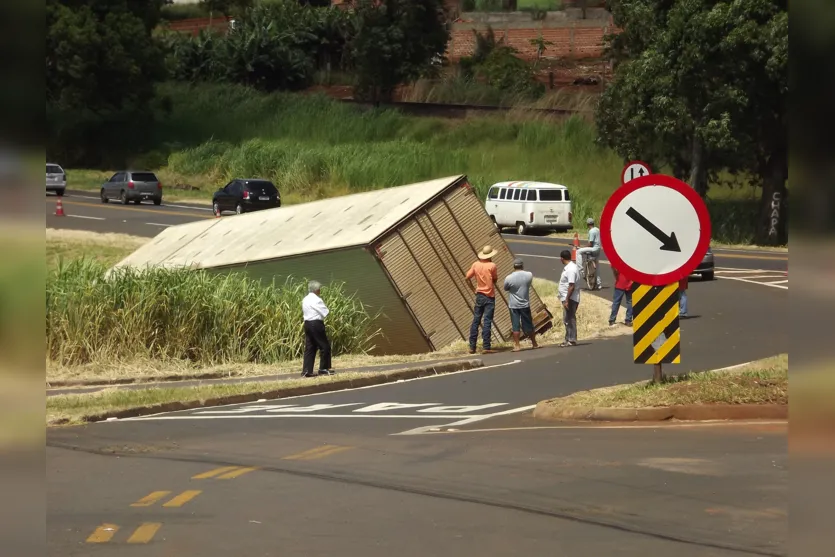   Caminhão caiu em ribanceira próximo ao acesso para o Parque das Araucárias (Cindy Annielli) 