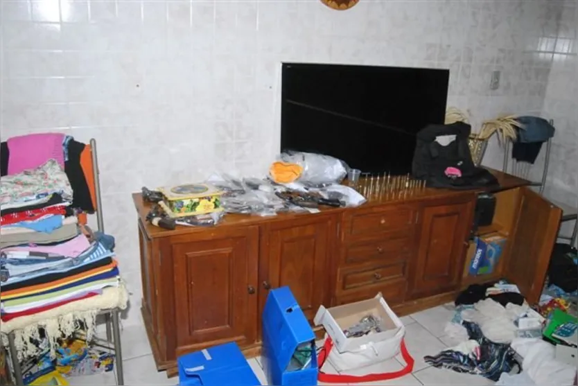   Krulikoski escondia os objetos na residência de uma tia de sua namorada. Munição, celulares, televisor e cheques foram encontrados no local. 