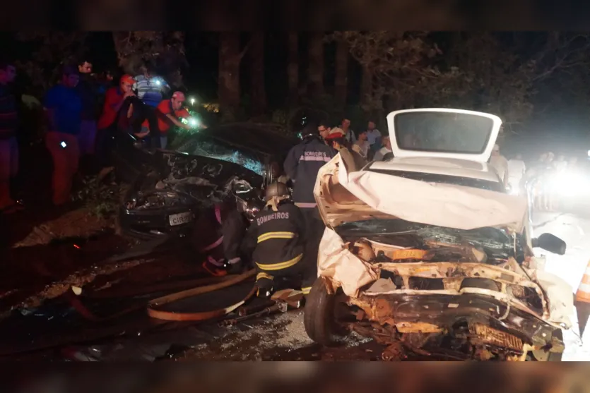  Os condutores e a carona de um dos carros sofreram ferimentos, sendo que os motoristas estão estado grave, com risco à vida (Ivan Maldonado) 