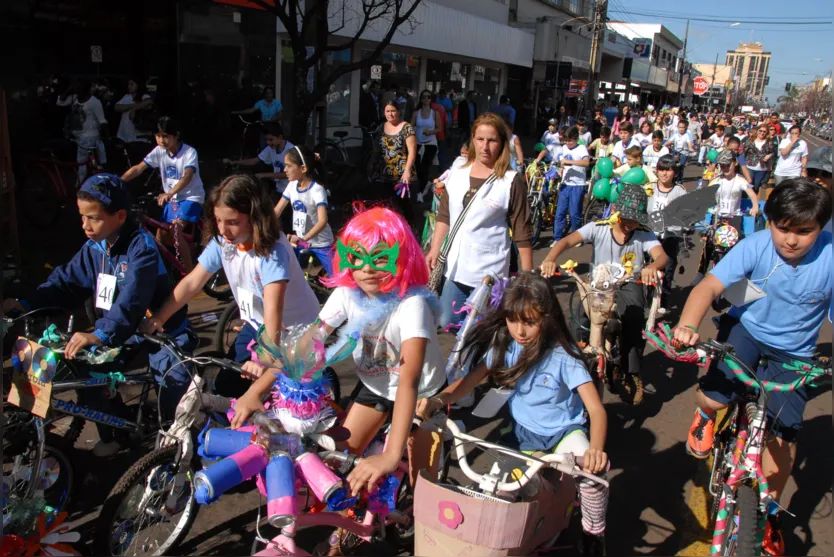   Centenas de crianças enfeitaram as suas bicicletas para a passeata no centro da cidade |  Delair Garcia 