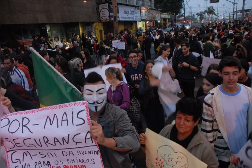  Portando faixas e cartazes, mais de 1,5 mil araponguenses saíram nesta quinta-feira (20) à noite às ruas para somar vozes ao protesto nacional contra a corrupção  
