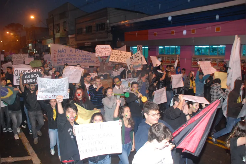  Manifestação começou na Praça Mauá e terminou em frente à Câmara dos Vereadores 