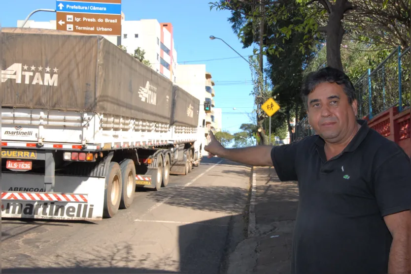   “Moro nessa rua e já presenciei muitos motoristas em apuros após a instalação do semáforo”, conta o comerciante Lauro Gomes. (Delair Garcia) 