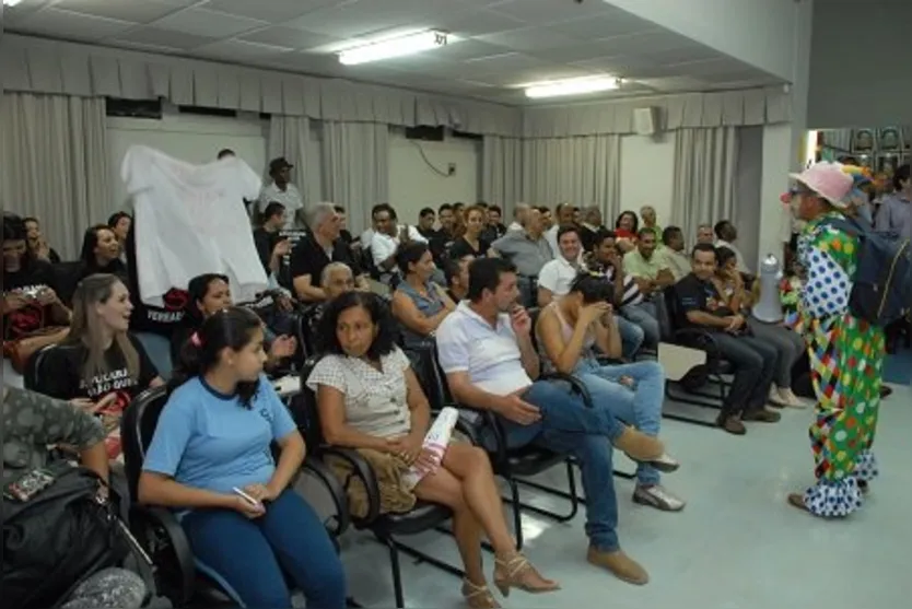  Até um palhaço acompanhou a sessão da Câmara de Vereadores de Apucarana ontem (29) á noite (Foto: Sérgio Rodrigo, da Tribuna do Norte) 