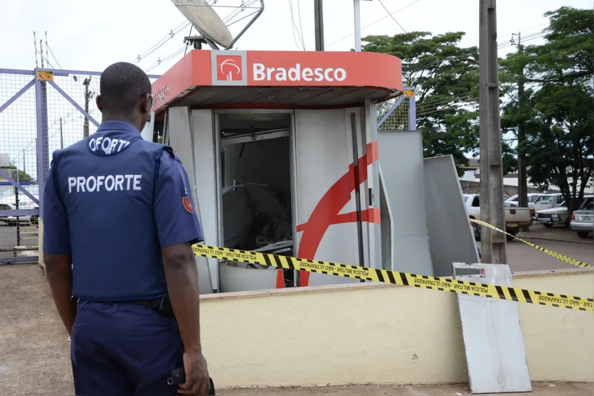  caixa eletrônico do Banco Bradesco instalado na portaria da Empresa Brazilian Pet Foods foi explodido por ladrões (Fotos: Sérgio Tibi) 