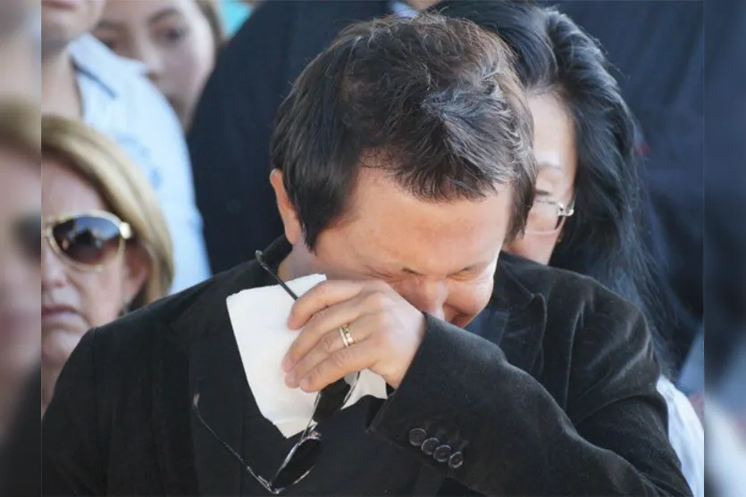   Cantor sertanejo Giovani foi amparado por familiares durante o enterro da filha em Franca, SP, na manhã desta quarta-feira (Foto: Kelven Melo/Palavra Fácil Comunicação) 